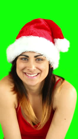 Chica-Guapa-Con-Sombrero-De-Papá-Noel-Enviando-Un-Beso-Al-Aire-A-La-Cámara