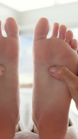 Close-up-of-woman-therapist-massaging-the-feet-of-her-patient