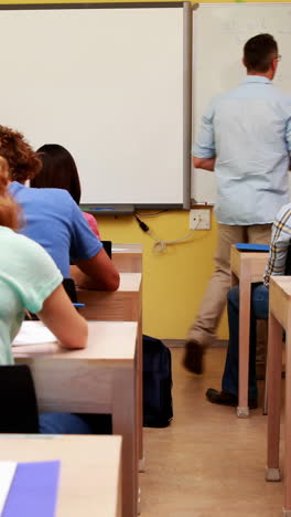 Profesor-Caminando-Por-Su-Clase-Durante-Un-Examen