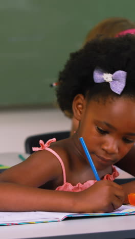 Niños-De-La-Escuela-Haciendo-Sus-Tareas