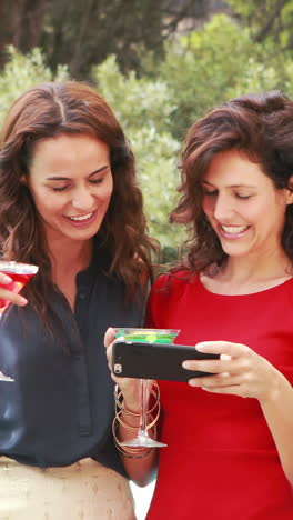 Attraktive-Frauen-Machen-Ein-Selfie