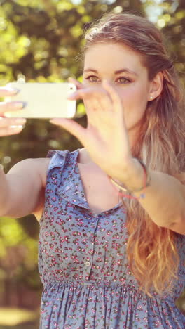 En-Formato-4k-De-Alta-Calidad,-Una-Bonita-Rubia-Tomándose-Un-Selfie.-