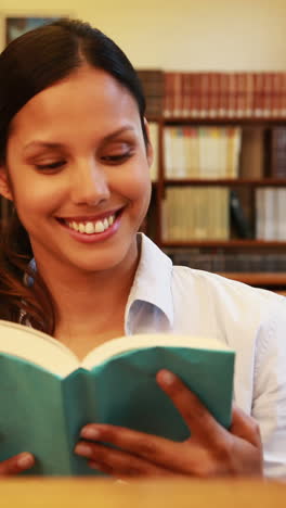 Bonita-Profesora-Tomando-El-Libro-Del-Estante.