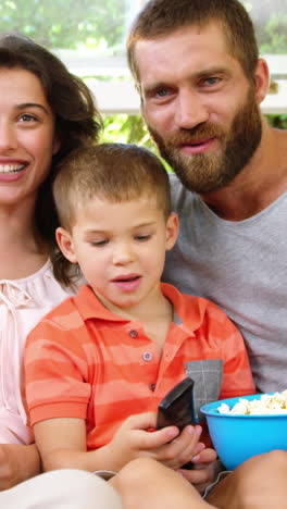 Familie-Mit-Popcorn-Auf-Einer-Couch