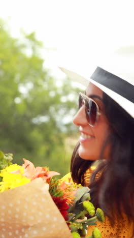 Pareja-Sonriente-Con-Flores