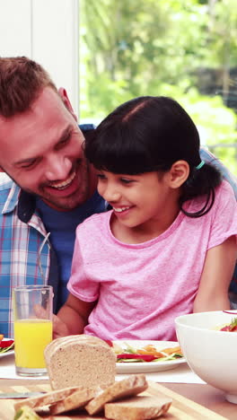 Vater-Hilft-Kindern-Beim-Mittagessen