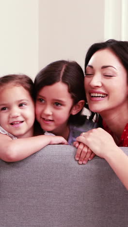 Familia-Sonriente-Posando-En-El-Sofá