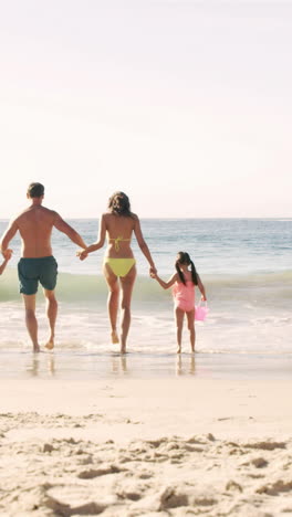 Happy-family-running-to-the-sea