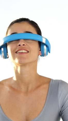 Frau-Gibt-Vor,-Ein-Visual-Reality-Headset-Zu-Verwenden