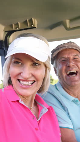 Dos-Golfistas-Conduciendo-En-Su-Carrito-De-Golf