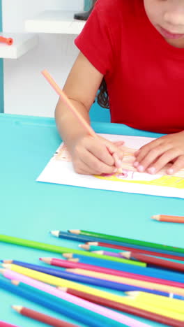 Little-children-drawing-together-in-class