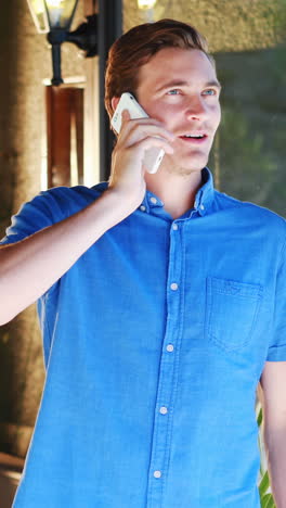 Man-talking-on-mobile-phone-in-restaurant