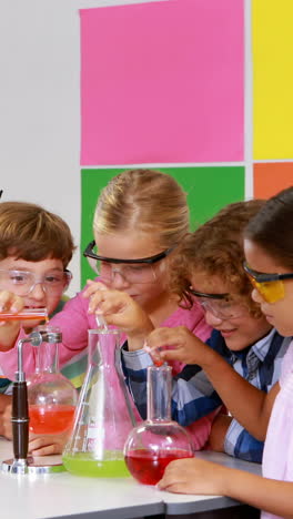 Niños-Haciendo-Un-Experimento-Químico-En-El-Laboratorio