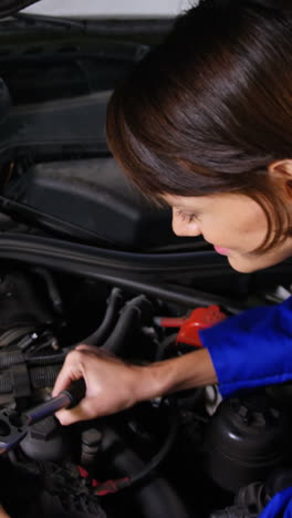 Mecánica-Femenina-Dando-Servicio-A-Un-Coche.