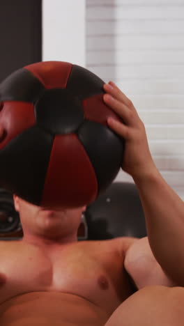 Mann-Macht-Sit-ups-Mit-Ball