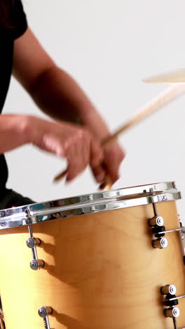 Baterista-Tocando-Su-Batería