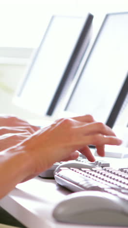 Row-of-workers-typing-at-their-desk