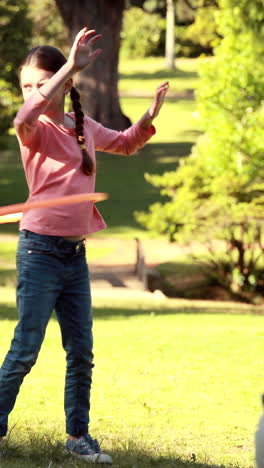 Kleine-Freunde-Spielen-Mit-Hula-Hoops-Im-Park