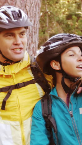 Pareja-De-Ciclismo-De-Montaña-Apuntando-A-La-Naturaleza