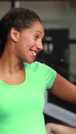 Mujer-Embarazada-Haciendo-Ejercicio-En-El-Gimnasio.