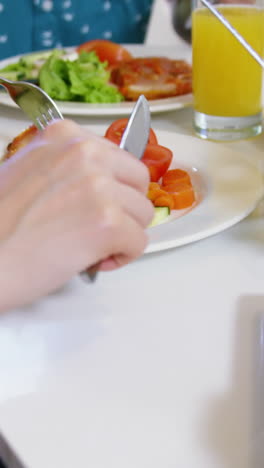 Familia-Comiendo-Durante-La-Pausa-Del-Almuerzo-