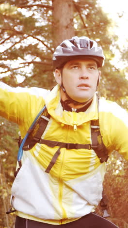 Ciclista-De-Montaña-Masculino-Tomando-Un-Descanso-Y-Mirando-La-Naturaleza