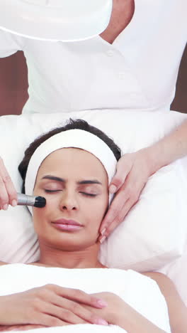 Morena-Relajada-Teniendo-Tratamiento-Facial