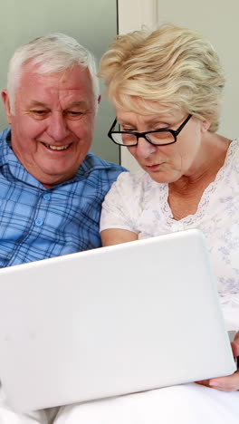 Pareja-Mayor-Usando-Laptop