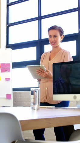 Woman-interacting-with-colleagues-in-meeting