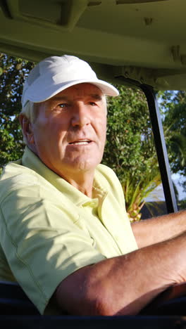 Golfer-sitting-in-golf-buggy