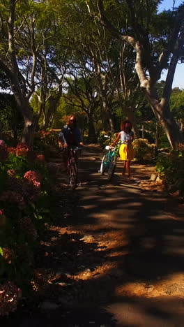 Pareja-Feliz,-Andar-En-Bicicleta,-En-El-Parque