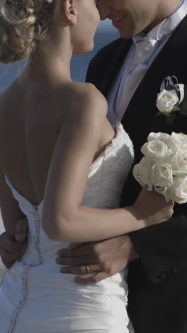 Feliz-Pareja-De-Recién-Casados-??abrazándose-En-La-Playa