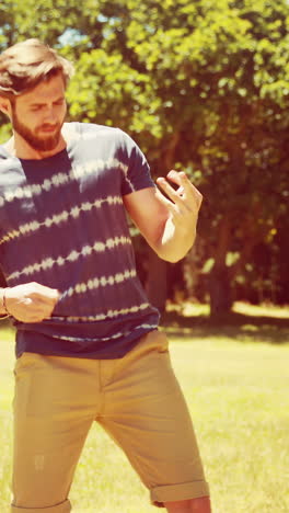 En-Formato-4k-De-Alta-Calidad,-Un-Guapo-Hipster-Tocando-La-Guitarra-Aérea-