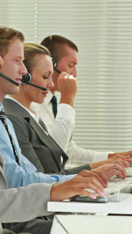 Business-Team-Arbeitet-Im-Callcenter-