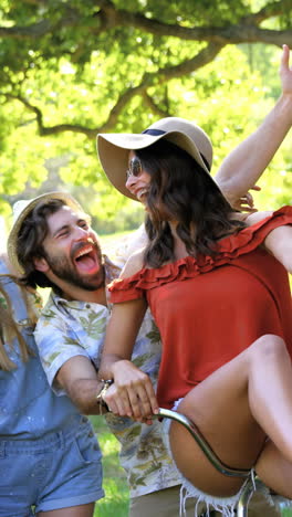 Pareja-Hipster-En-Bicicleta-Con-Sus-Amigos