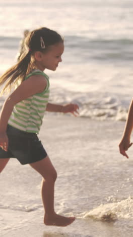 Glückliche-Kinder,-Die-Im-Sand-Spielen