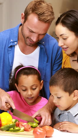 Familia-Feliz-Preparando-Verduras-