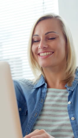 Businesswoman-closing-laptop-at-her-desk