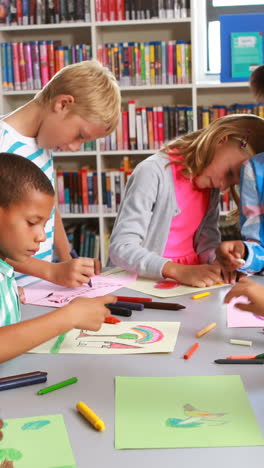 Kinder-Zeichnen-In-Der-Bibliothek