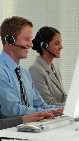 Business-Team-Arbeitet-Im-Callcenter-