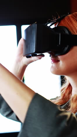 Businesswoman-using-virtual-3d-glasses