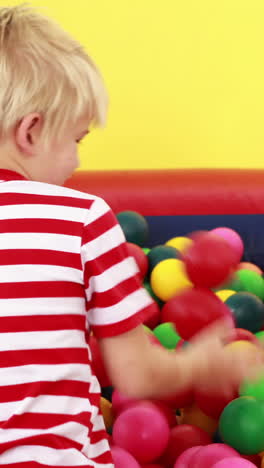 Lindos-Niños-Jugando-Y-Divirtiéndose-En-La-Piscina-De-Bolas