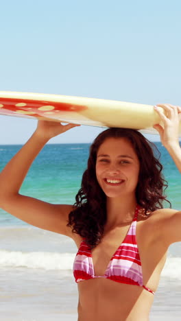 Gorgeous-brunette-going-to-surf