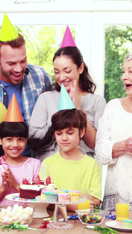 Familia-Feliz-Celebrando-Cumpleaños