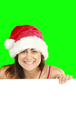 Belleza-Morena-Con-Sombrero-De-Papá-Noel-Mostrando-Cartel-Blanco