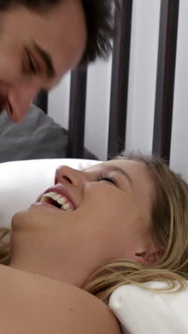 Pareja-Sonriente-Acostada-En-La-Cama