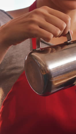 Kellnerin-Gießt-Milch-In-Kaffeetasse,-Während-Sie-Kaffee-Zubereitet