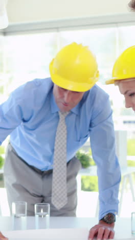 Equipo-De-Arquitectos-Trabajando-Juntos-Durante-La-Reunión.