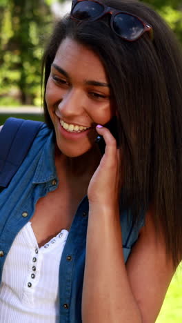 Lächelnder-Universitätsstudent-Am-Telefon