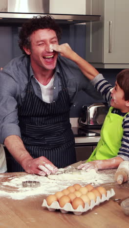 Familia-Feliz-Cocinando-Galletas-Juntos